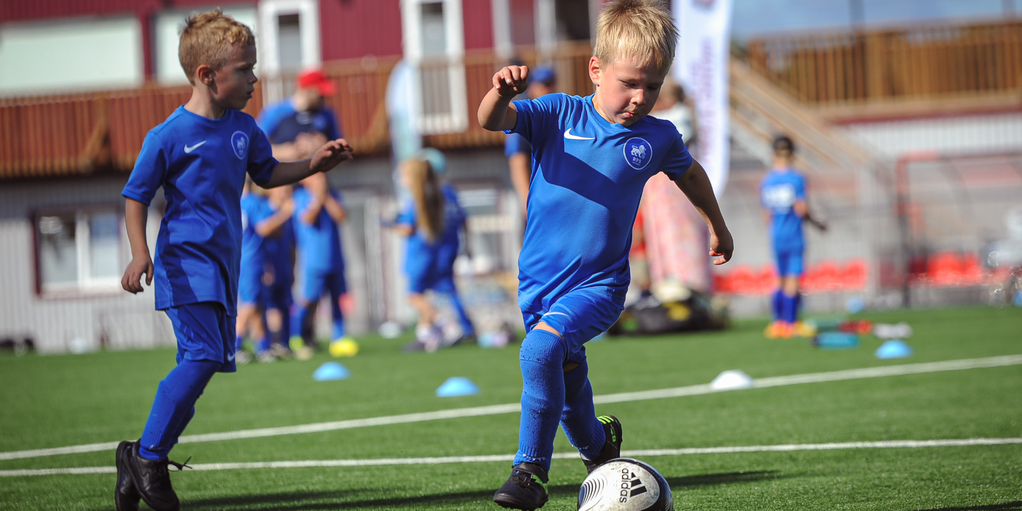 Bērni futbola treniņā